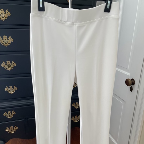 M18 - Ribkoff White knit pull on dress capri